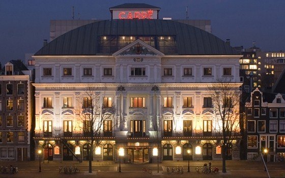 The exterioir of theater Carrè at night