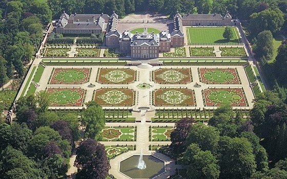 A birds eye view of palace Het Loo and its gardens
