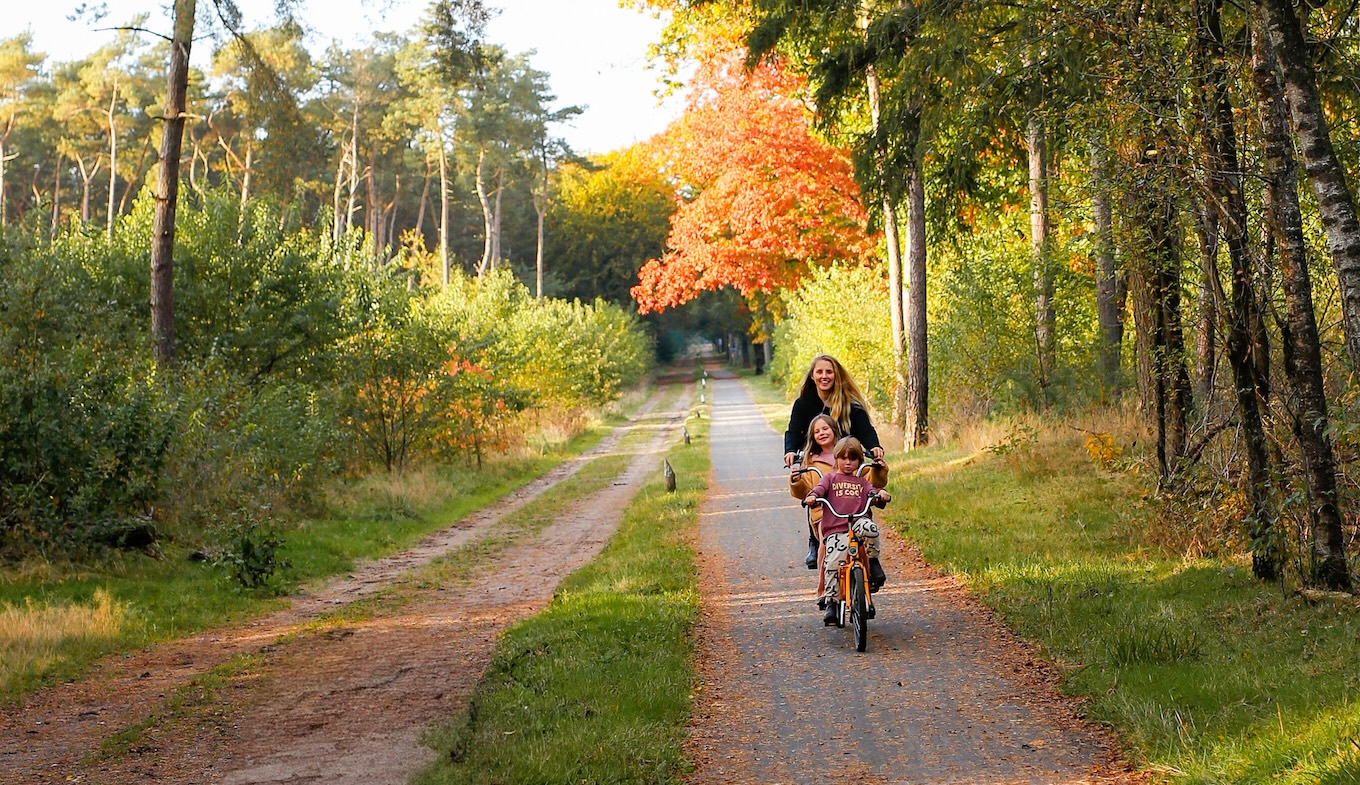 Elisabeth Van Lierop with the kids through the forest on a tandem