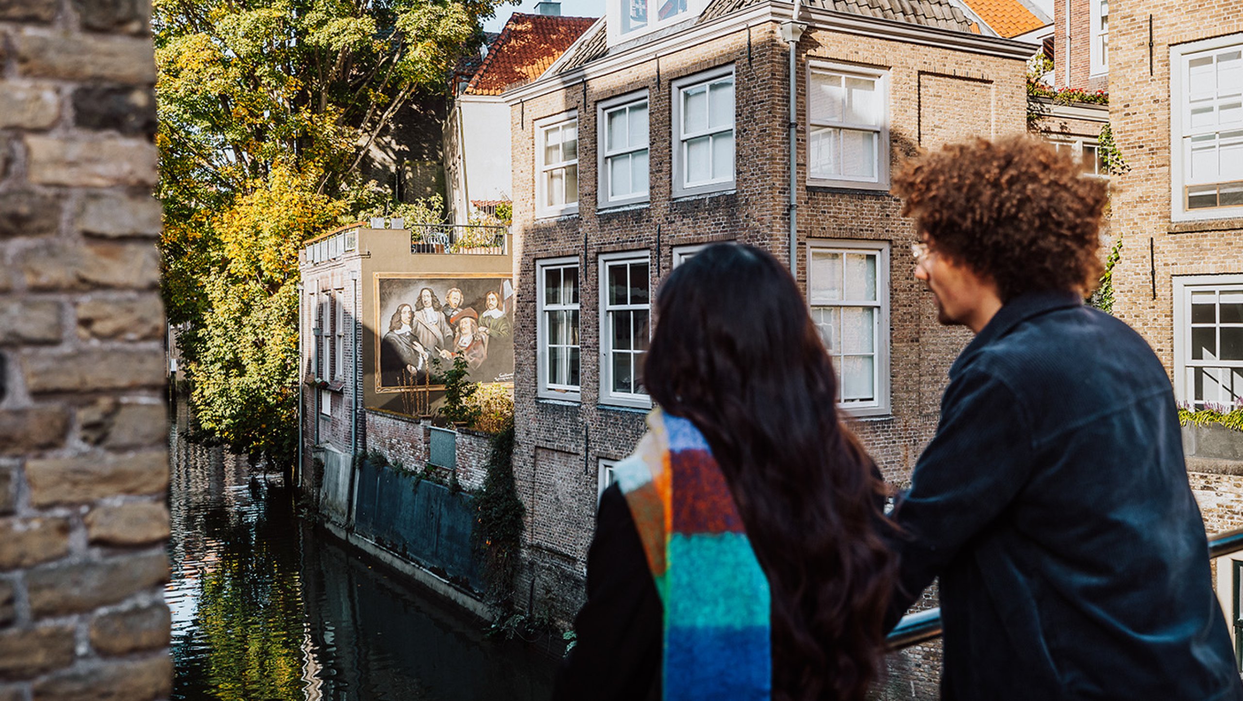 Dordrecht Lombardbrug couple looks at mural