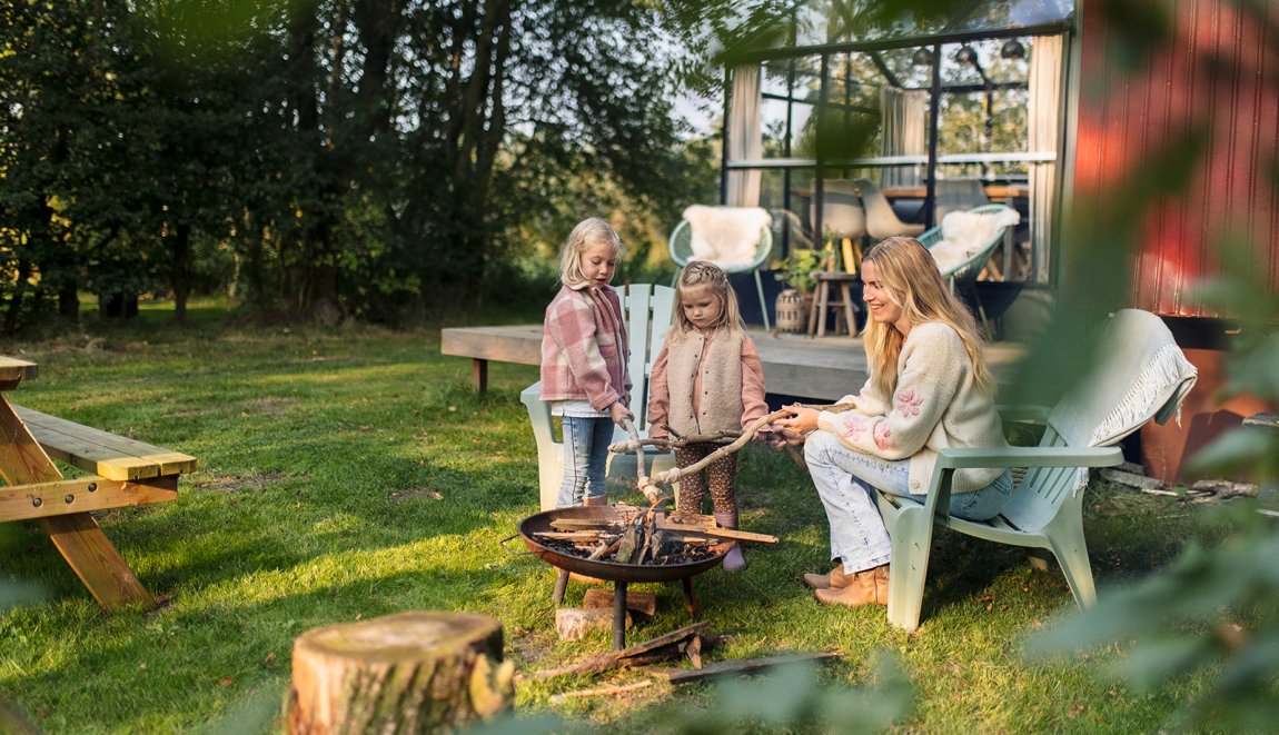 Staying with the farmer at De Omleiding farm in Feanwâlden. Enjoying Frisian nature with campfire.