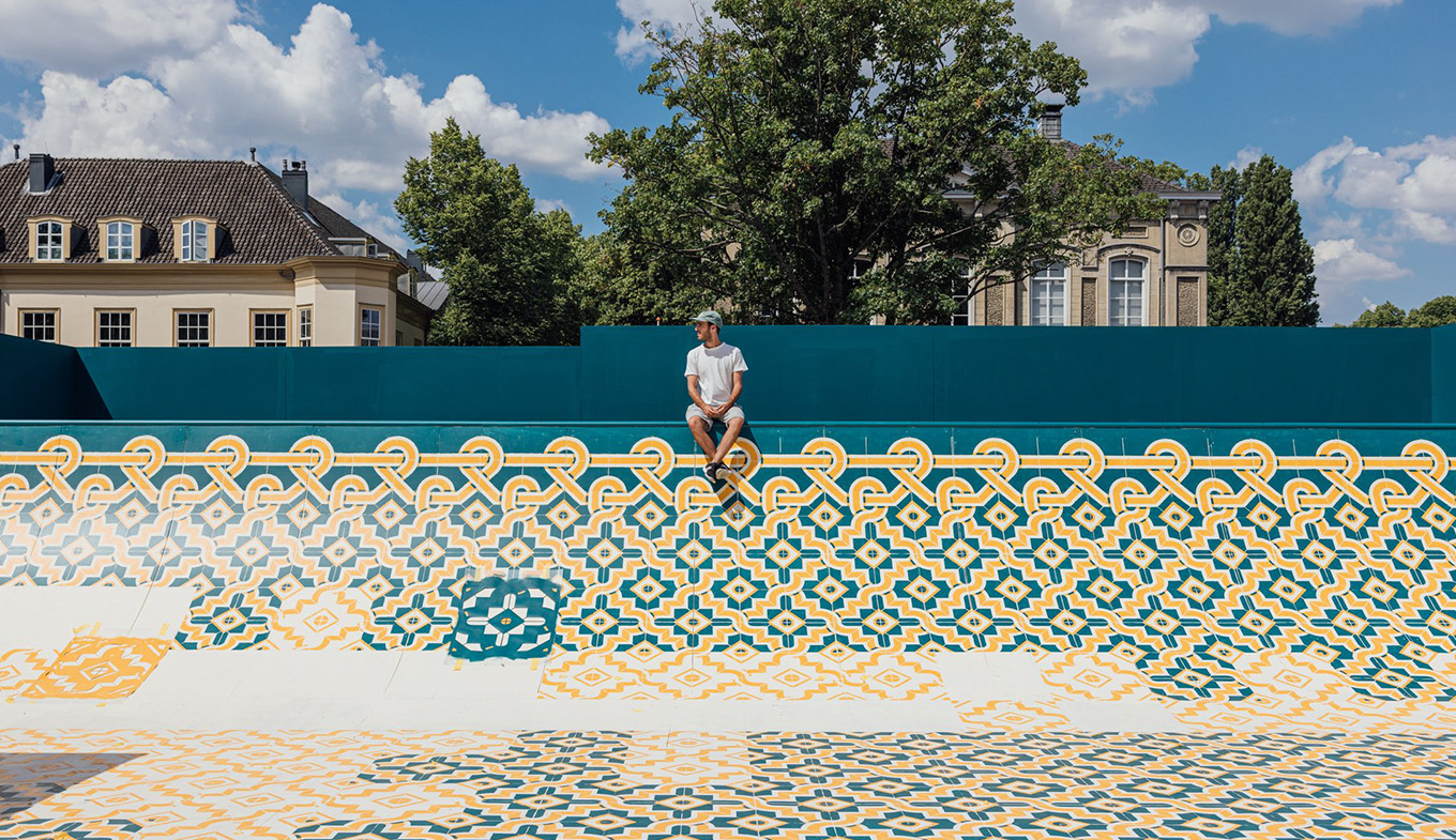 Man enjoys view of Blind-Floor Kasteelplein Breda 