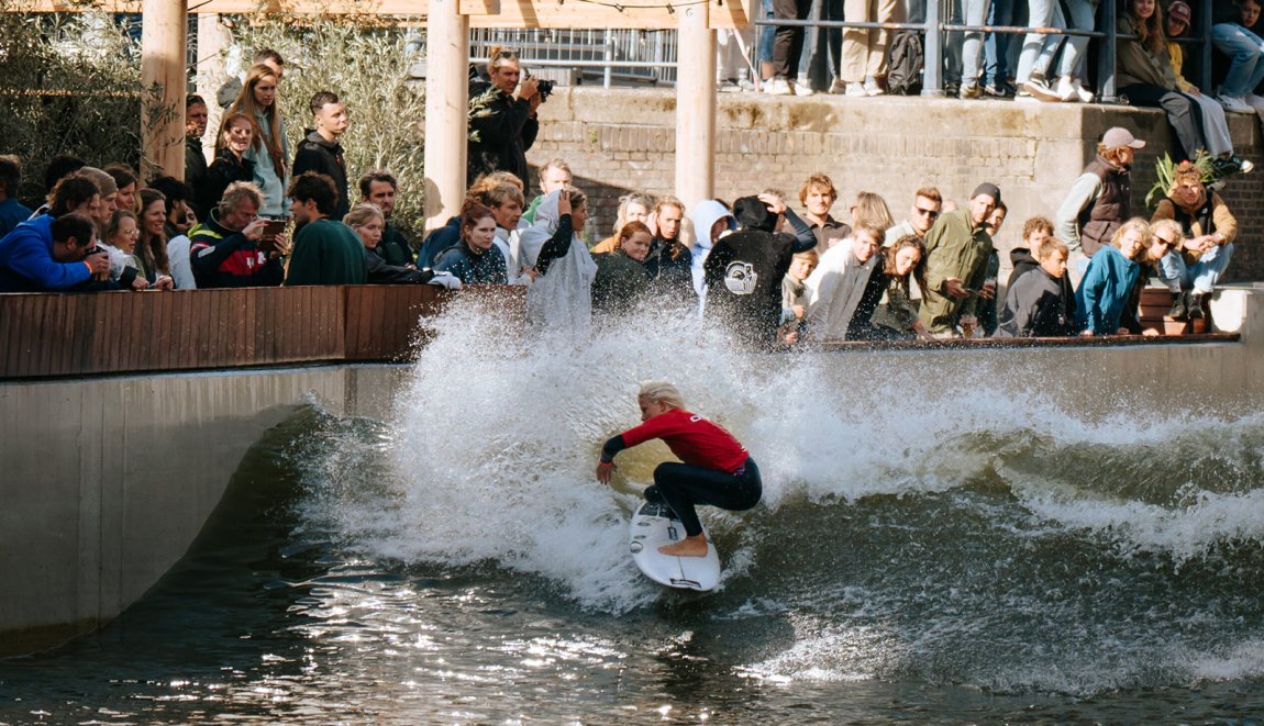 Surfer op de golf in Rotterdam RiF010