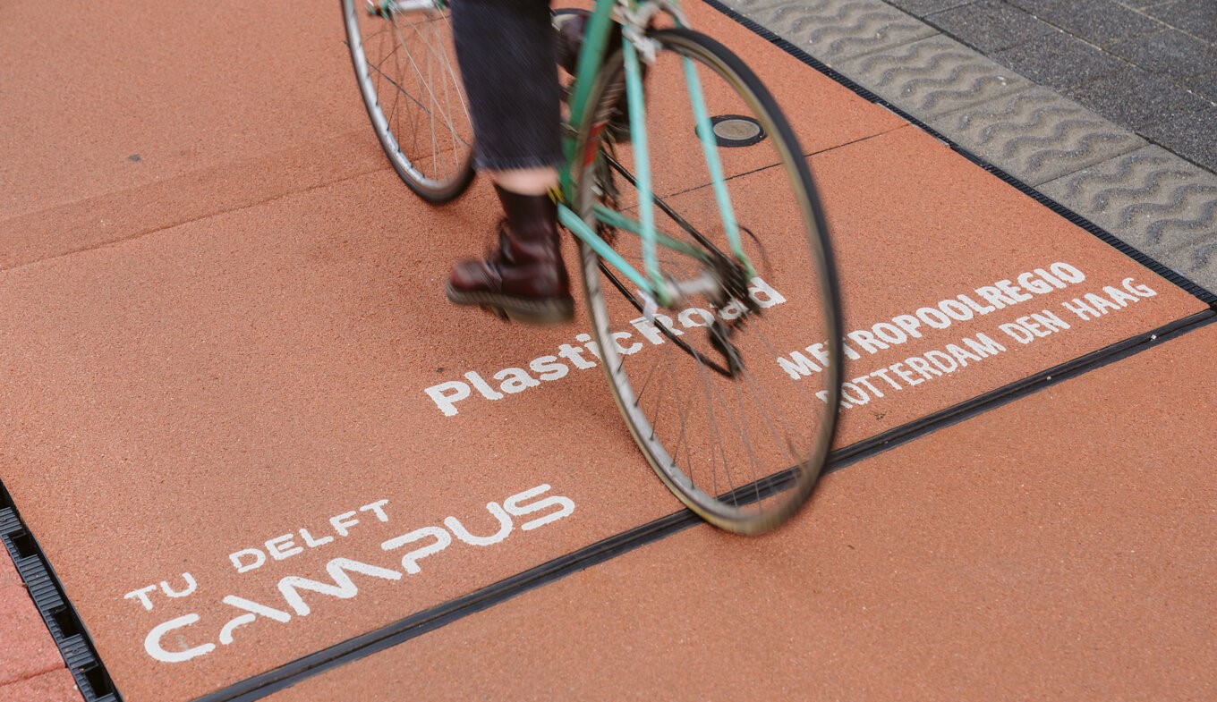 Cyclist on intelligent bike path TU Delft