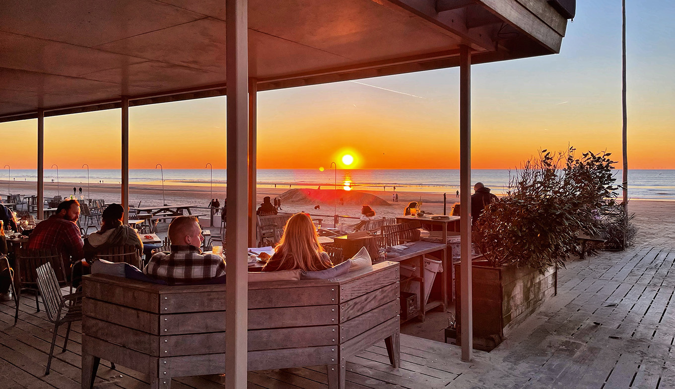 Setting sun at Tijn Akersloot seaside resort Zandvoort