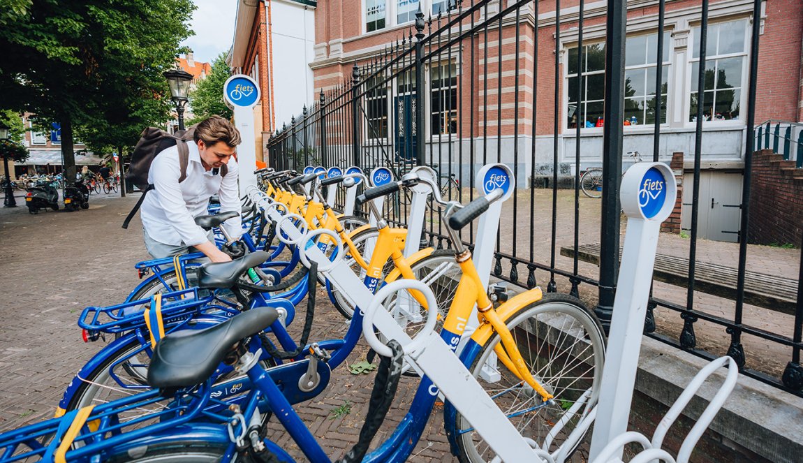 Cyclist locks up OV bike Utrecht 