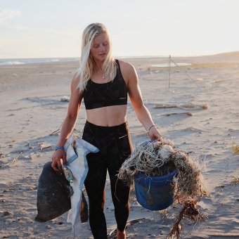 Julia van Rooij Cleans up the beach